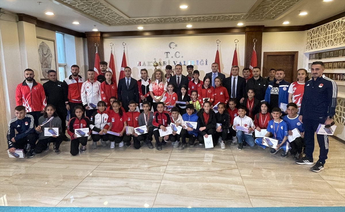 Valisi Akbıyık, başarılı sporcularla bir araya geldi