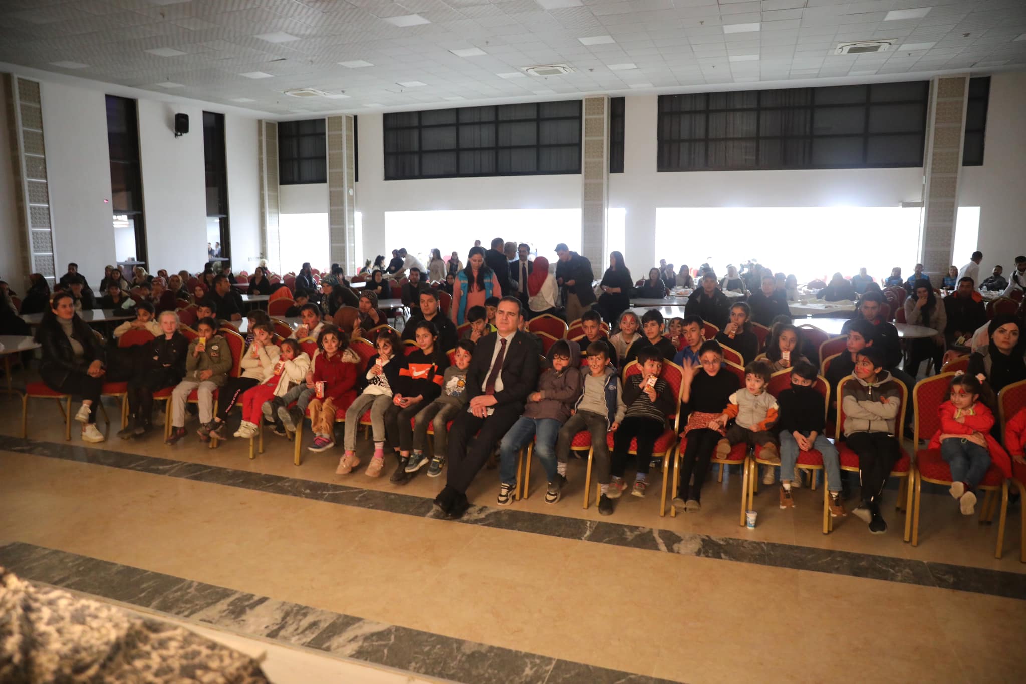 Vali Akbıyık ailelerle yemekte bir araya geldi