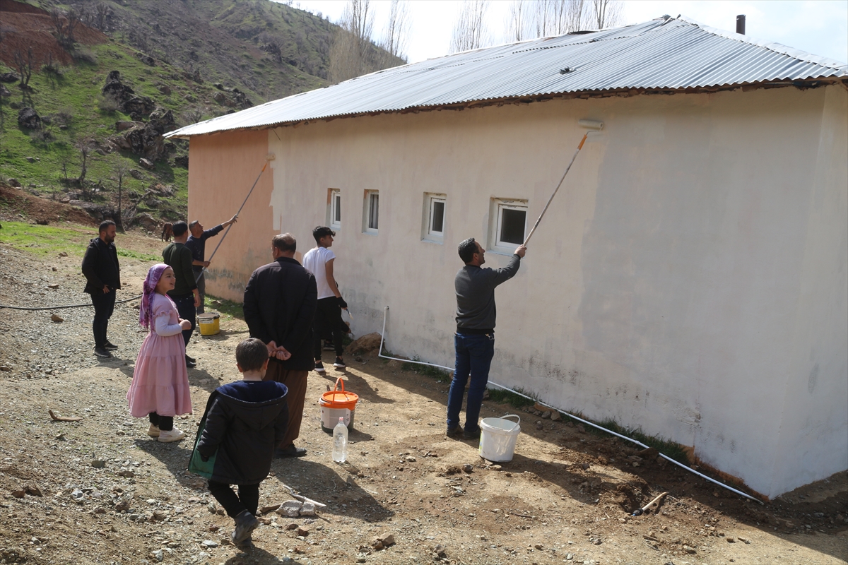 Usta öğretici ve öğrenciler Şemdinli'deki köy okulunu onardı