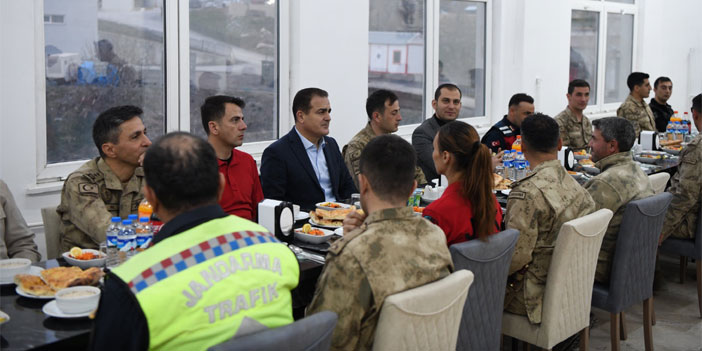 Hakkari Valisi Akbıyık, jandarma ile iftar yaptı