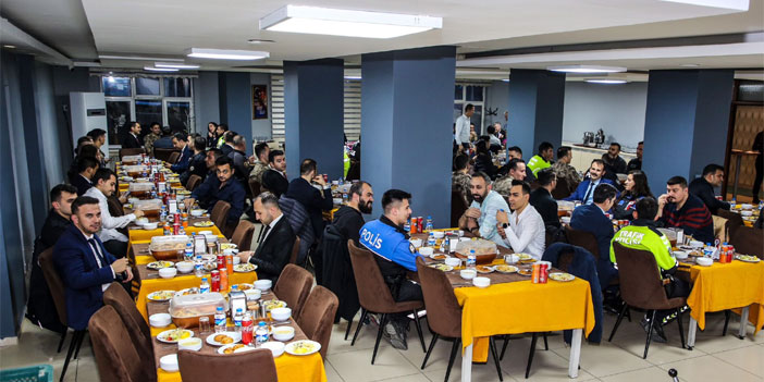 Vali Akbıyık, polislerle iftar yaptı