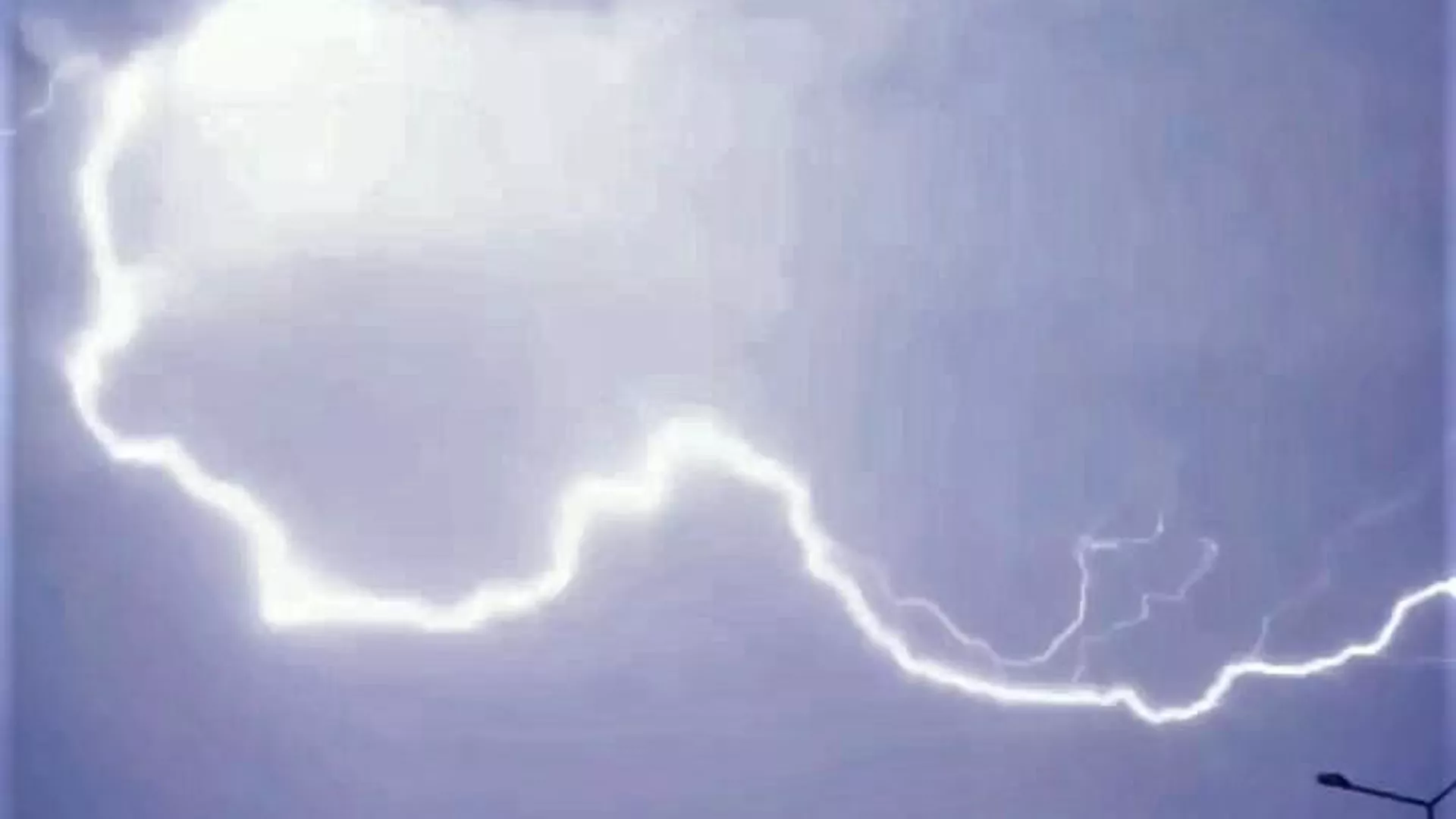 Şimşekler geceyi aydınlattı