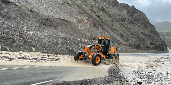 Hakkari - Van kara yolunda heyelan!