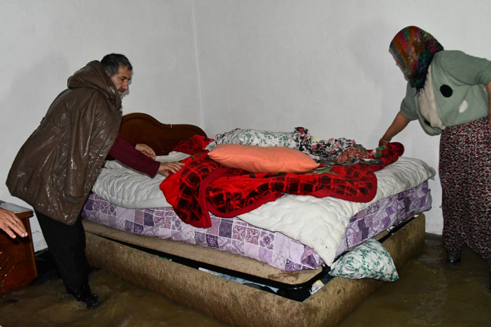 Acar ailesinin evini su bastı