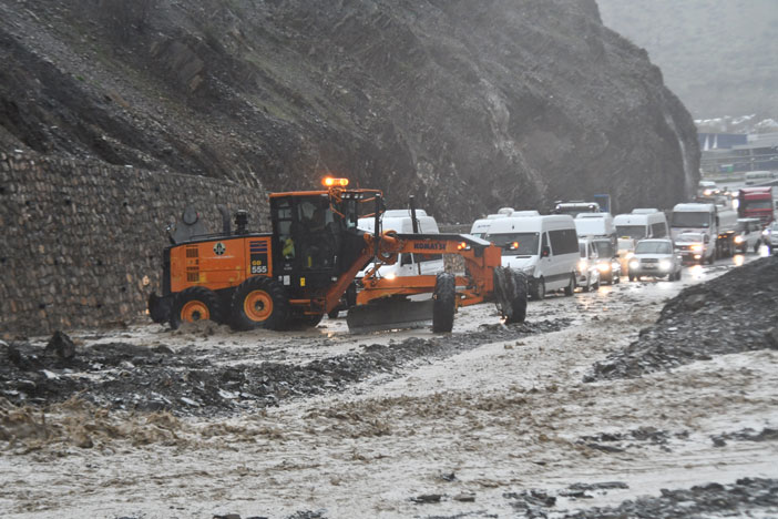 Hakkari'de heyelan! Yollar kapandı!