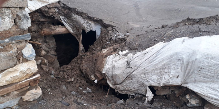 Hakkari'de yağış: Bir ahır çöktü