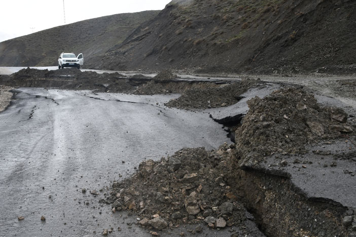 Hakkari Durankaya beldesinin yolu çöktü