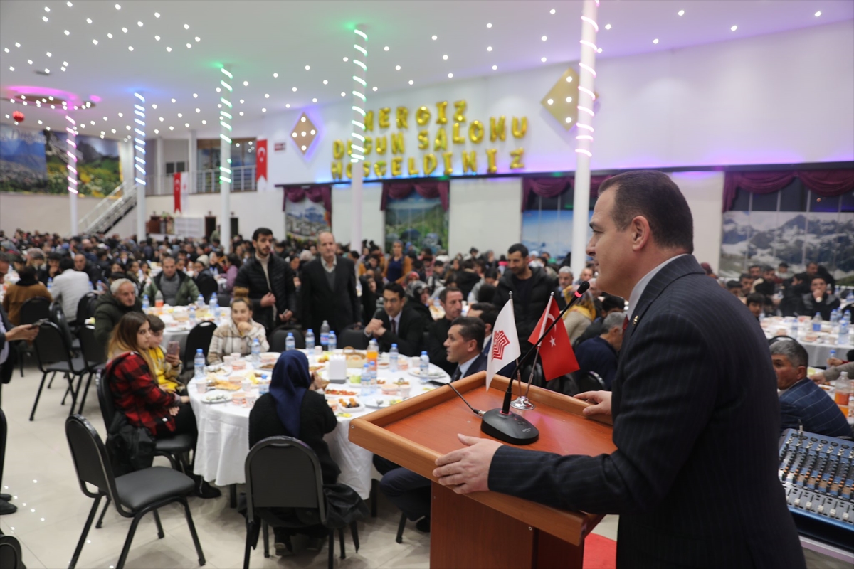 Hakkari Valisi Akbıyık, vatandaşlarla iftar yaptı