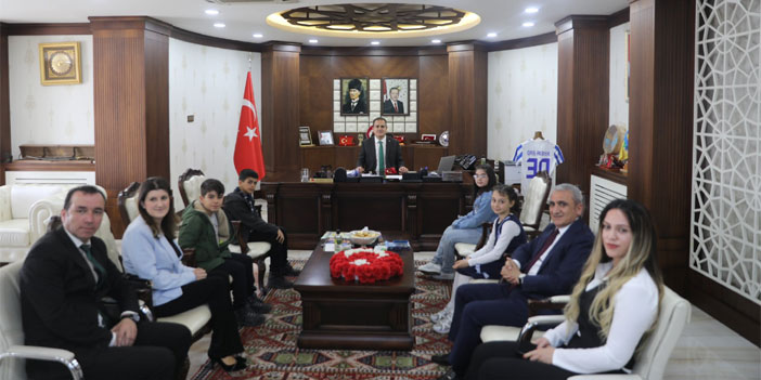 Başarılı öğrencilerden Vali Akbıyık'a ziyaret