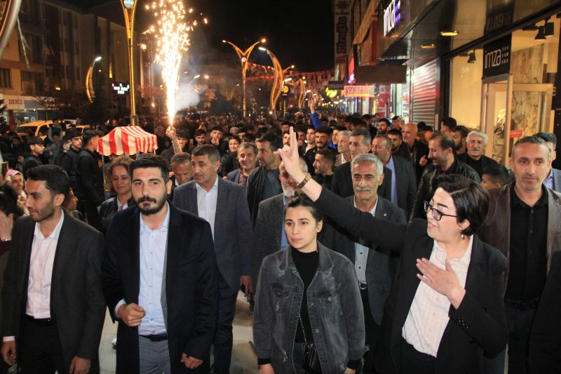 Hakkari (YSP) Milletvekili Adaylarının Esnaf Ziyareti Mitinge Dönüştü