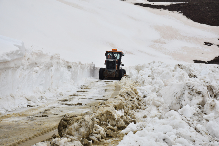 Hakkari'de ekipler 3 bin 300 rakımlı yayla yolunda karla mücadele ediyor