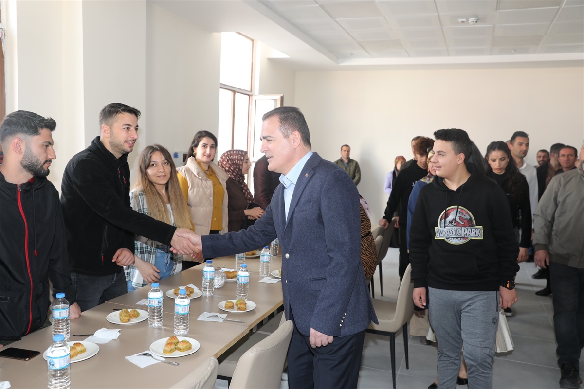 Hakkari Valisi Akbıyık depremzedelerin bayramını kutladı