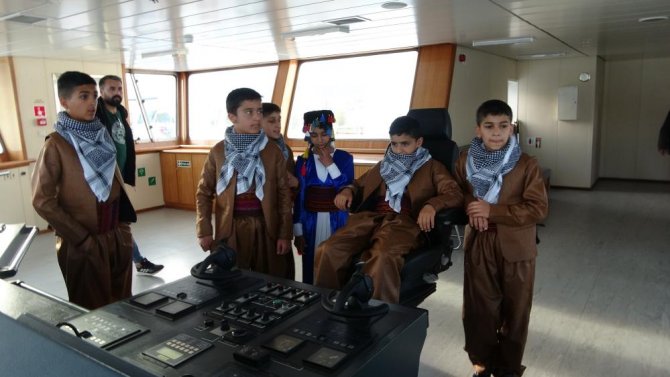 Hakkarili minikler ilk kez feribot heyecanı