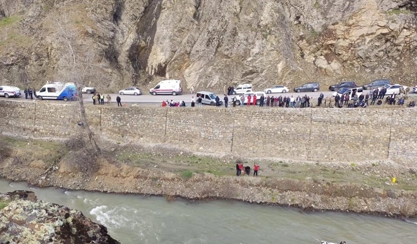 Munzur Çayı’na düşen 3 genç aranıyor