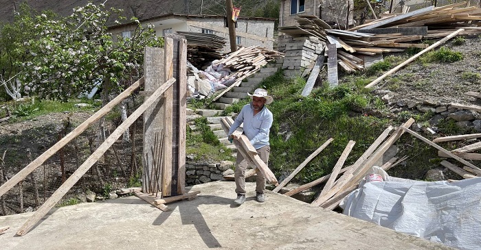 Hakkari'de 1 Mayıs'ta çalışmak zorunda olan inşaat işçileri
