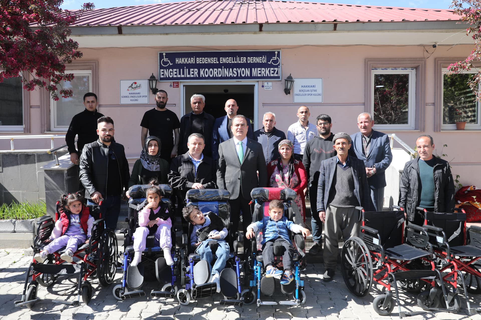 Vali Akbıyık, Engellilere sandalye dağıttı