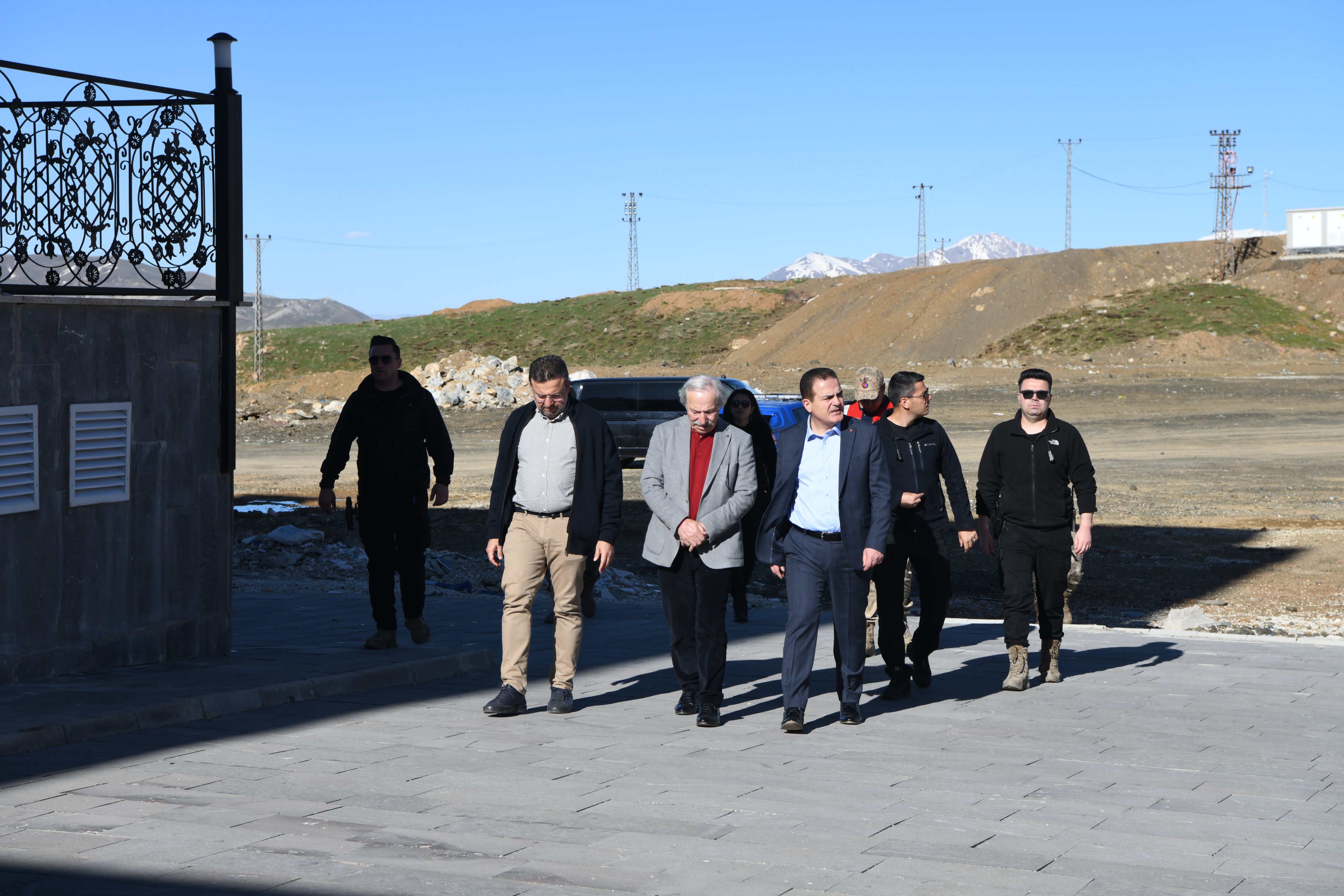 Vali Akbıyık, kayak merkezini ziyaret etti