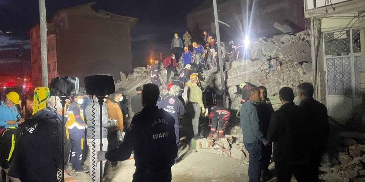 4 katlı bina çöktü