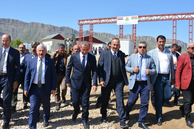 AK Parti Heyeti Derecik Gümrük Kapısında