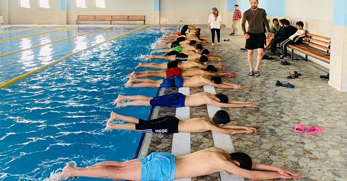 Yüksekova' da açılan yüzme kursu büyük ilgi görüyor