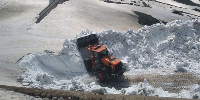 Hakkari'de ekiplerin Mayıs ayı kar mesaisi devam ediyor