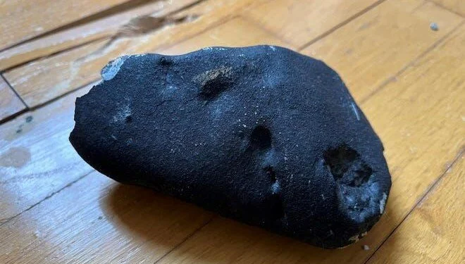 Evin çatısına düştü