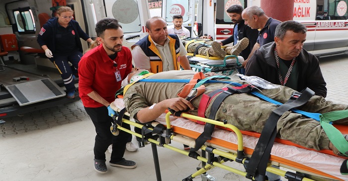 Hakkari-Van karayolunda askeri araç kazası: 3 yaralı