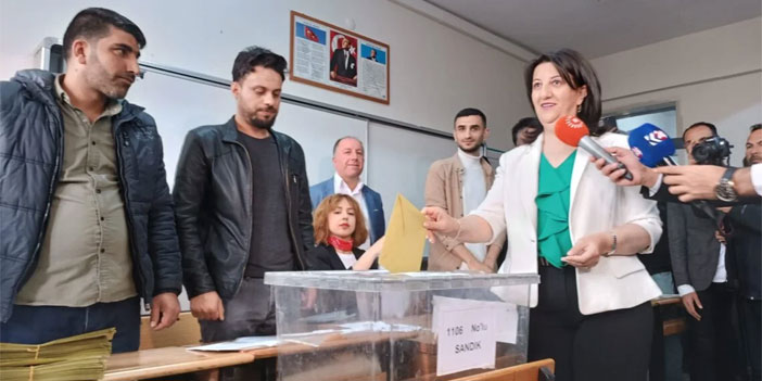 Buldan Van’da oy kullandı