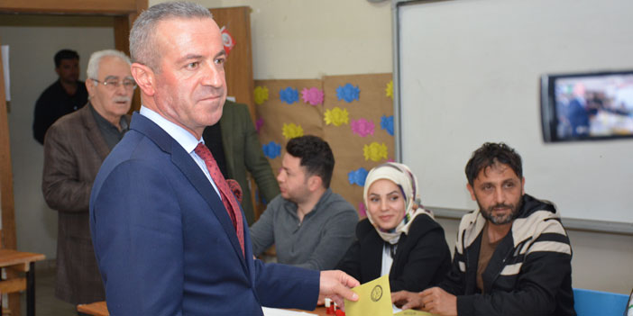 Ak Parti İl Başkanı Kaya oyunu kullandı