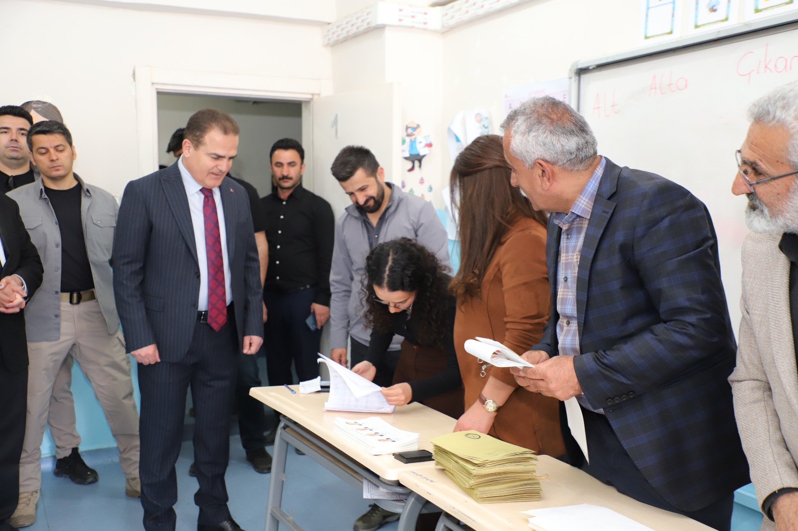 Hakkari Valisi Akbıyık, oyunu kullandı