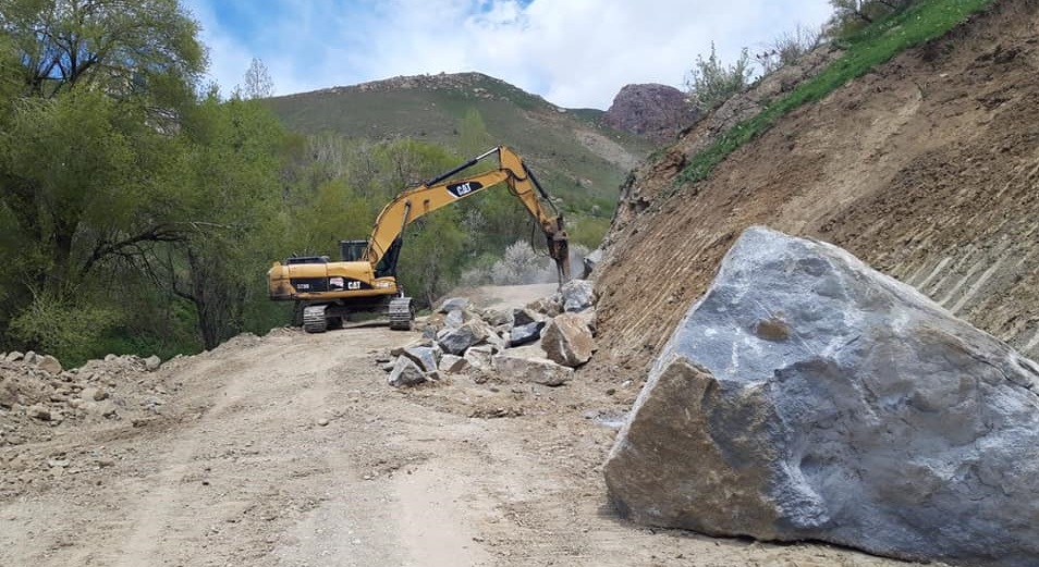 Yüksekova'da Köy yollarındaki çalışmalar devam ediyor