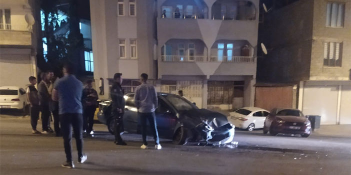 Hakkari'de kontrolden çıkan araç kaldırıma çarptı