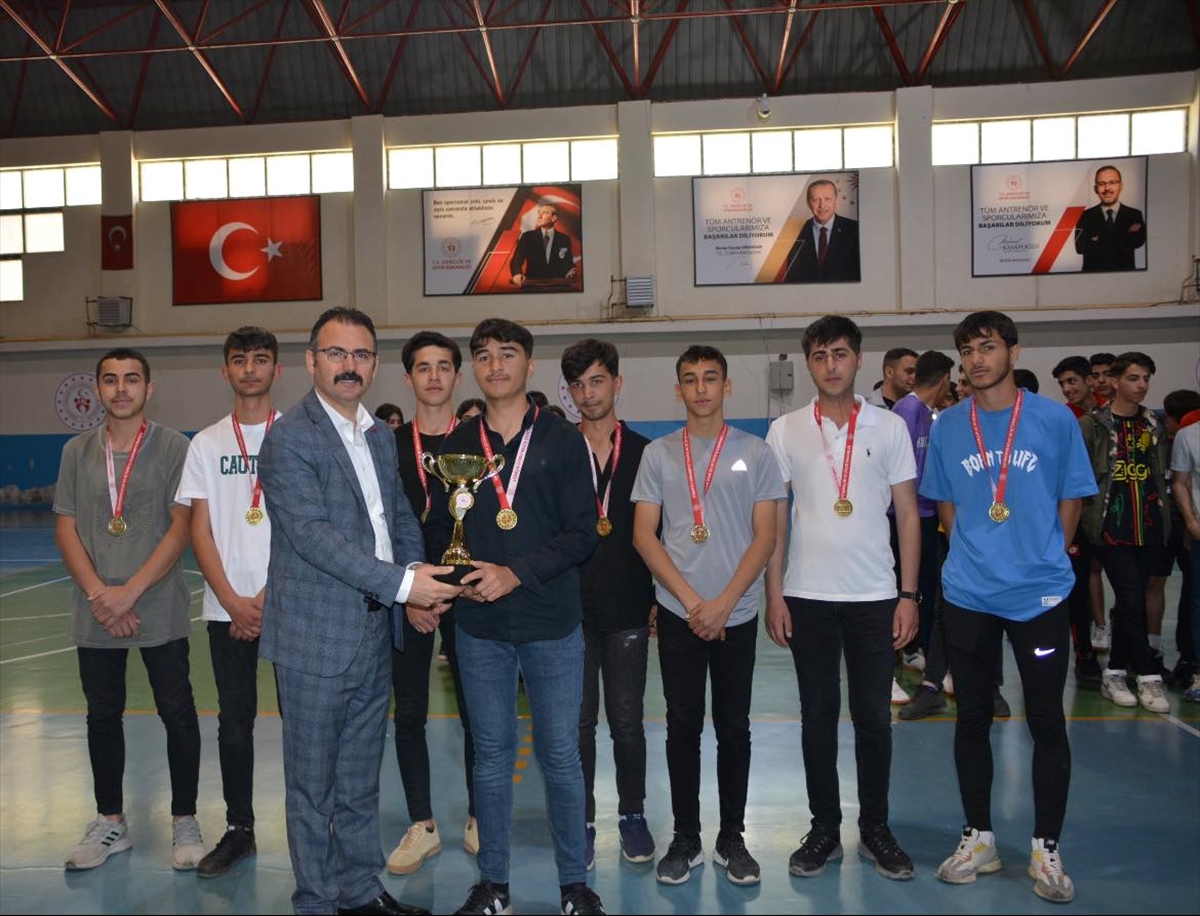 Şemdinli'de dereceye giren öğrenciler ödüllendirildi