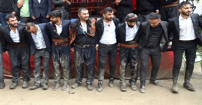 Hakkari'de çamura aldırmadan halay çektiler