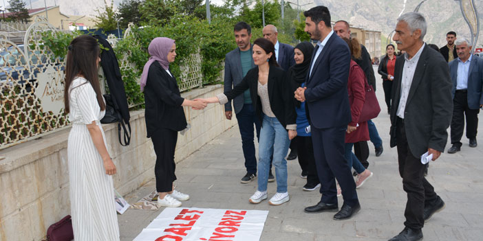 Düşünmez’den nöbetteki ailelere ziyaret