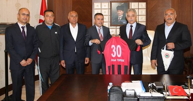 Yüksekova Belediyespor yöneticilerinden Vali Toprak'a ziyaret!