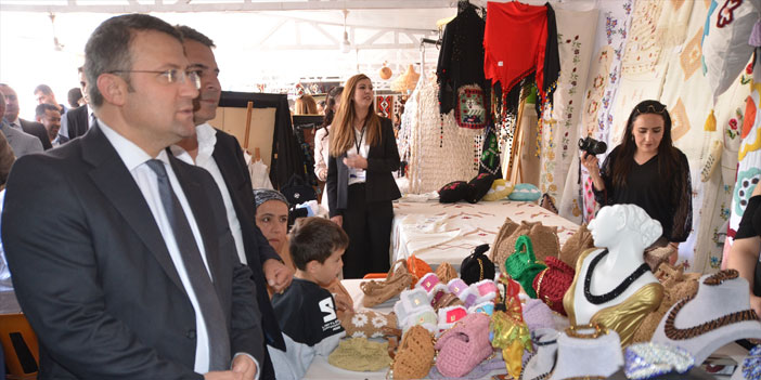 Yüksekova'da kursiyerlerin yaptığı ürünler sergilendi