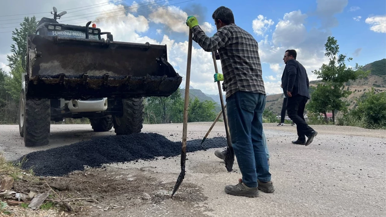 Şemdinli'de hasarlı yollar onarılıyor