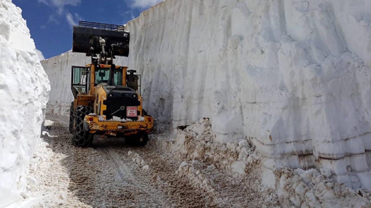 Hakkari'de Karla Mücadele Haziranda da Devam Ediyor