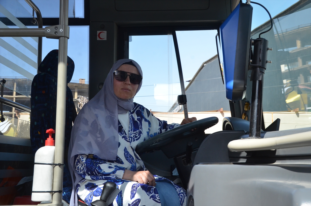 Yüksekova'nın ilk kadın otobüs şoförü seferlere başladı