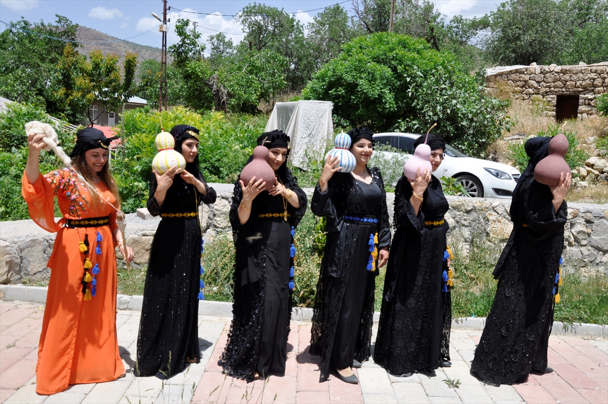 Çukurca'da yıl sonu sergisi açıldı