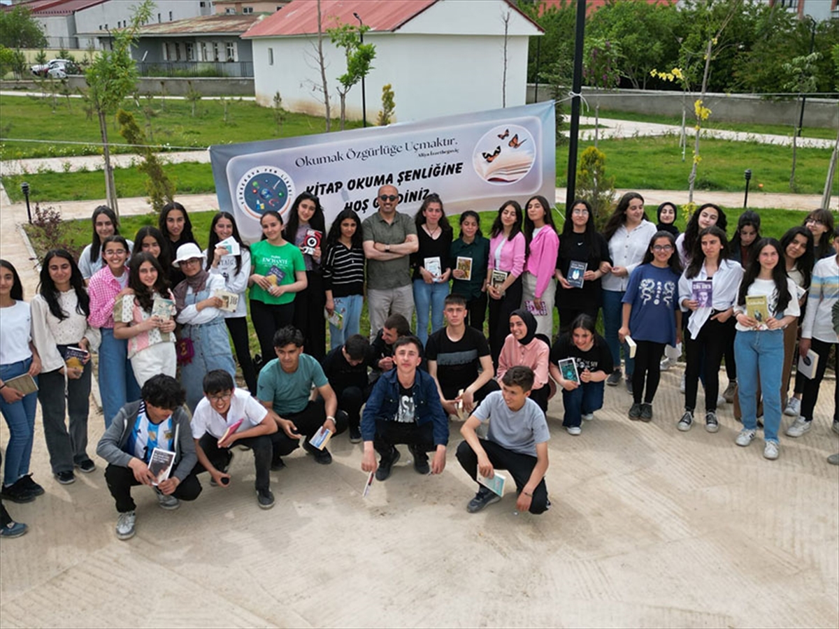 Yüksekova'da kitap okuma şenliği düzenlendi