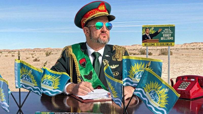 Gezecek ülke kalmayınca kendi ülkesini kurdu: Slowjamastan Sultanı