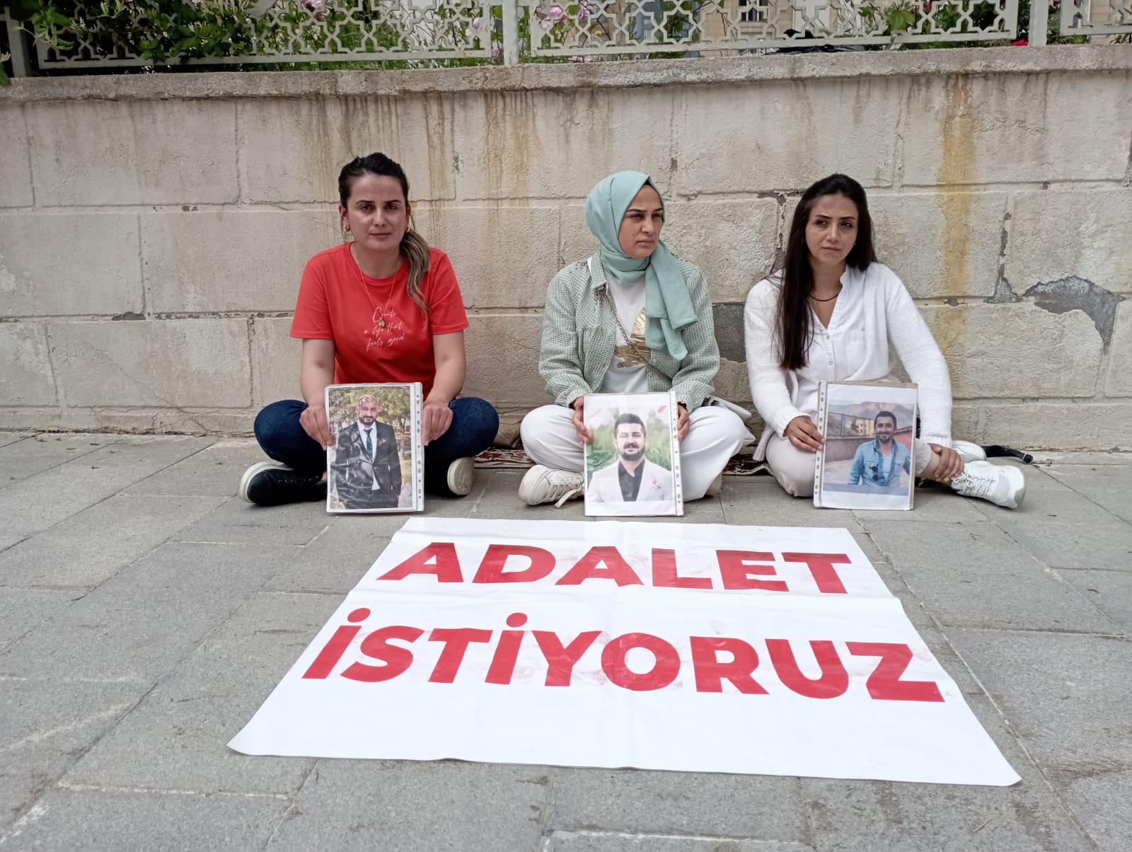 Öğretmenler için 'Adalet' nöbeti sürüyor