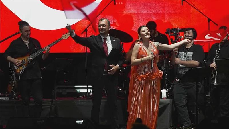 Melek Mosso ‘Helalleşmek istiyorum’ diyerek özür diledi