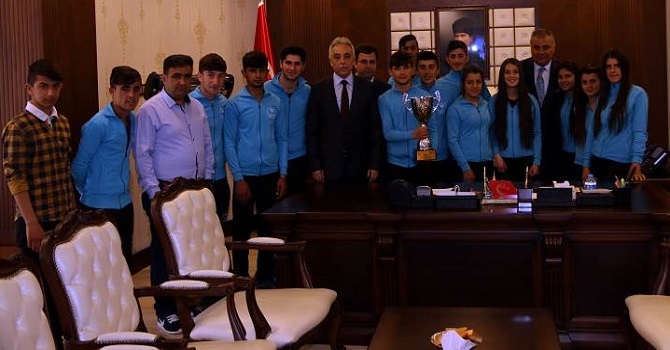 Şampiyon ekip Vali Toprak'ı ziyaret etti