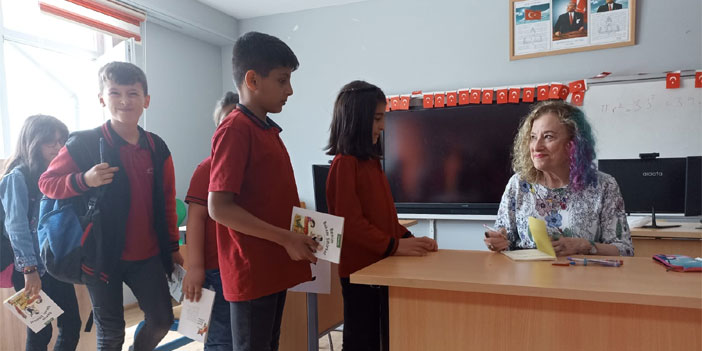 Yazar Aytül Akal'dan imza günü