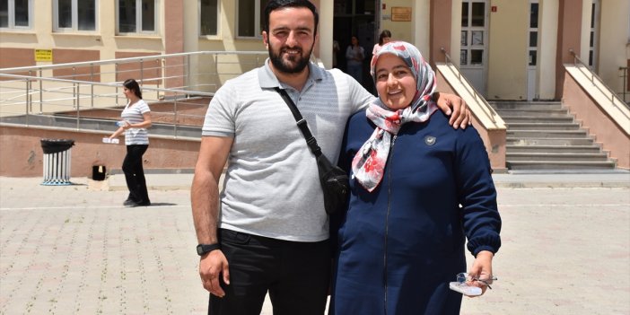 Hakkari'de anne oğul YKS heyecanını birlikte yaşadı