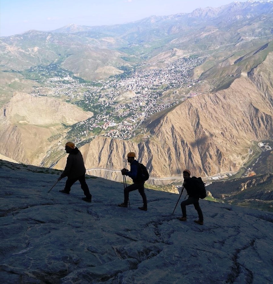 Hakkari'de dağcılar Sümbül Dağı'na tırmandı
