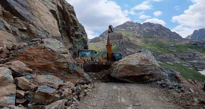 Yola düşen dev kayalar temizlendi